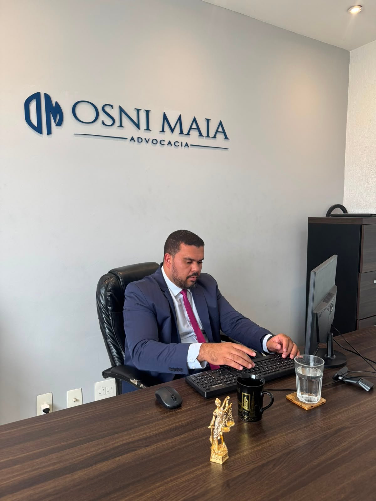 Osni Maia trabalhando em seu escritório em Teresópolis